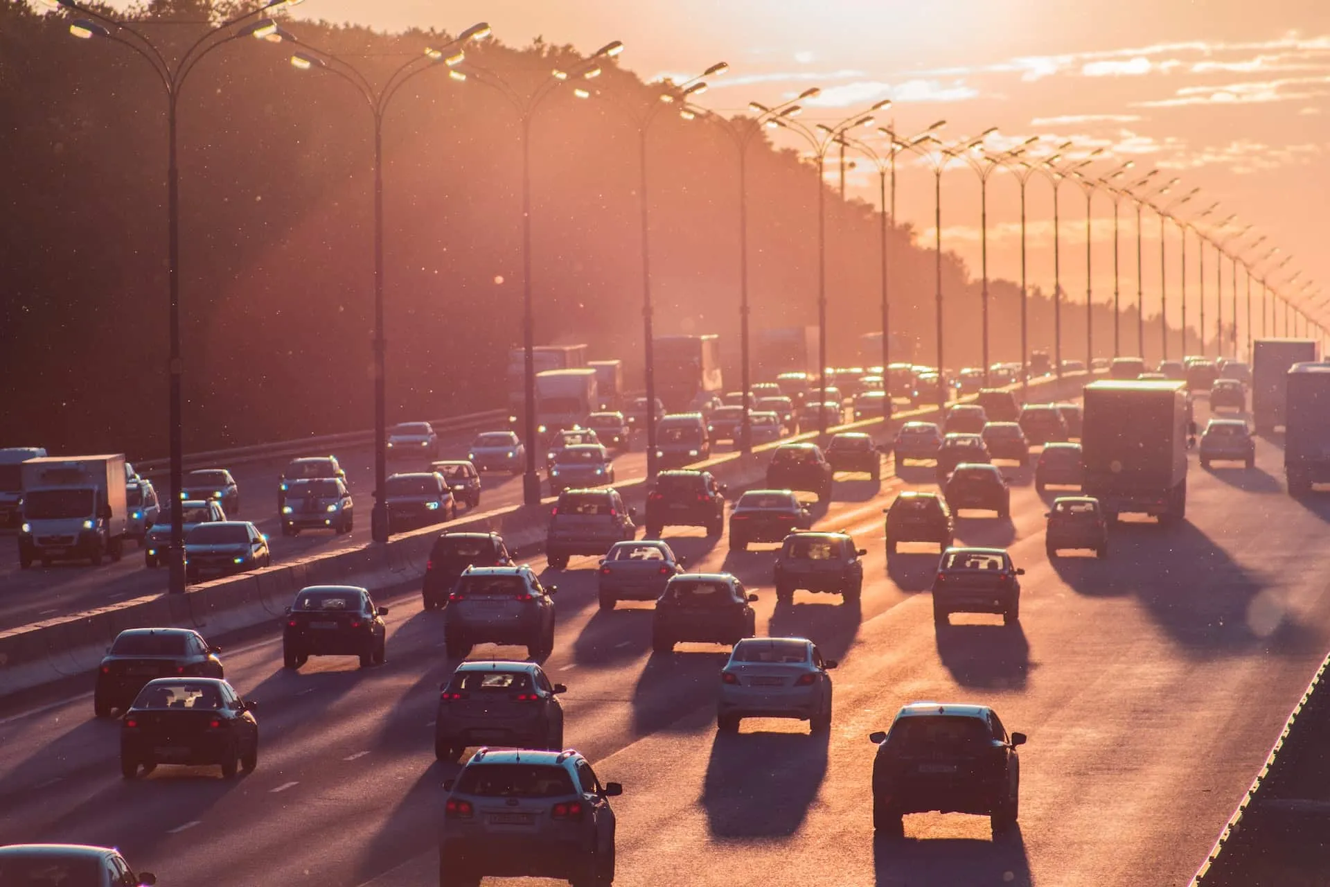 Carretera al atardecer con carros