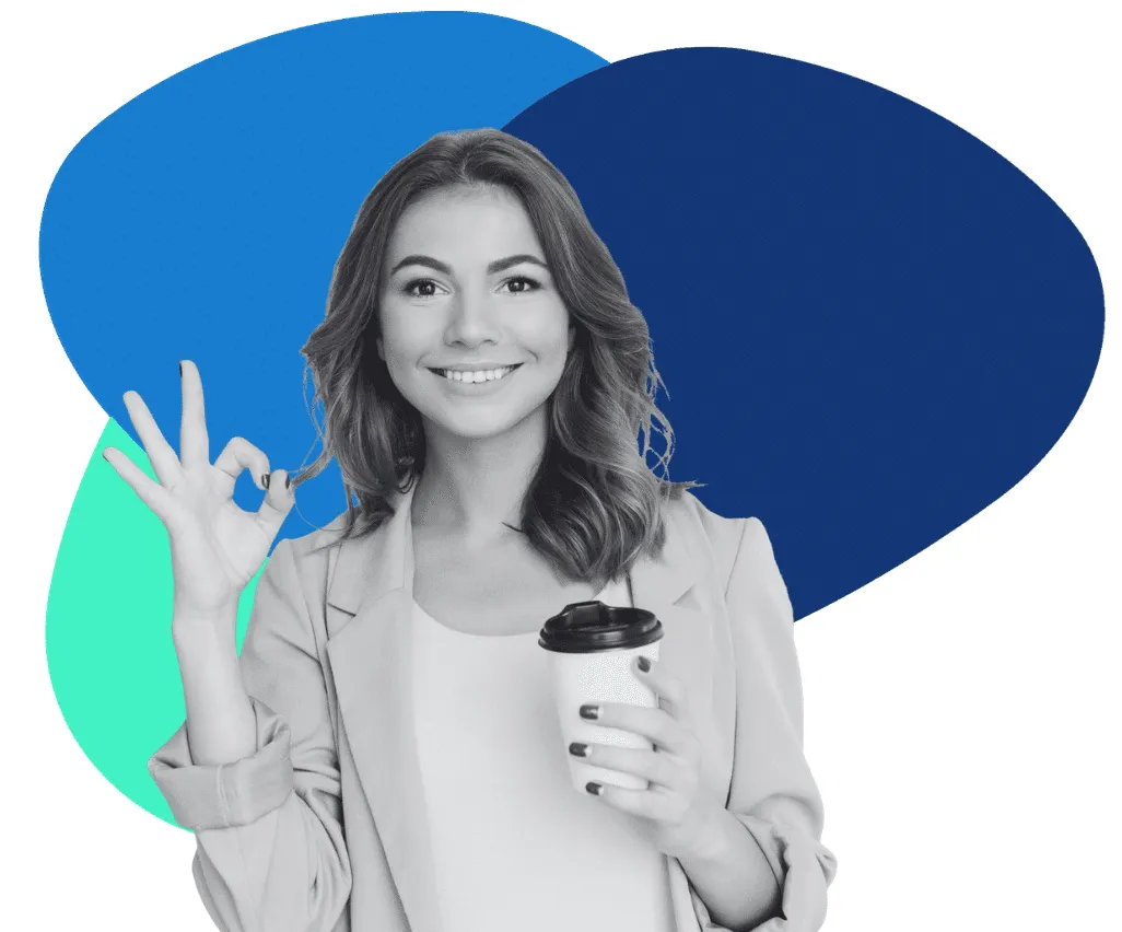 Mujer sonriente con un café en la mano hace un gesto de aprobación.