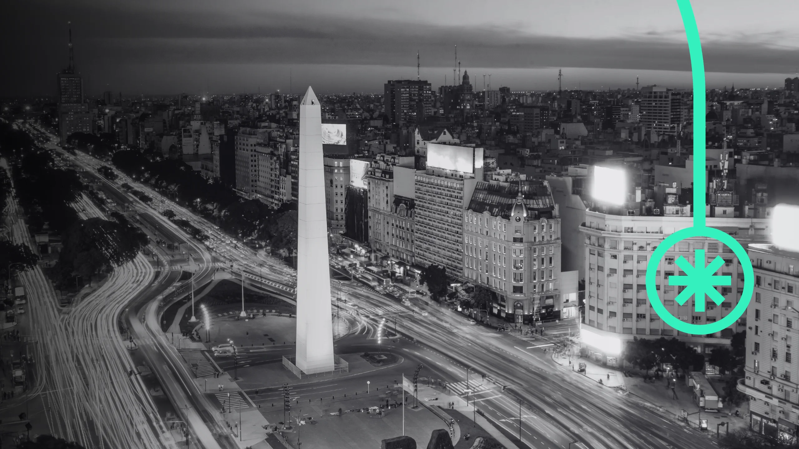 Vista nocturna del Obelisco y las avenidas, con un asterisco verde junto al monumento.