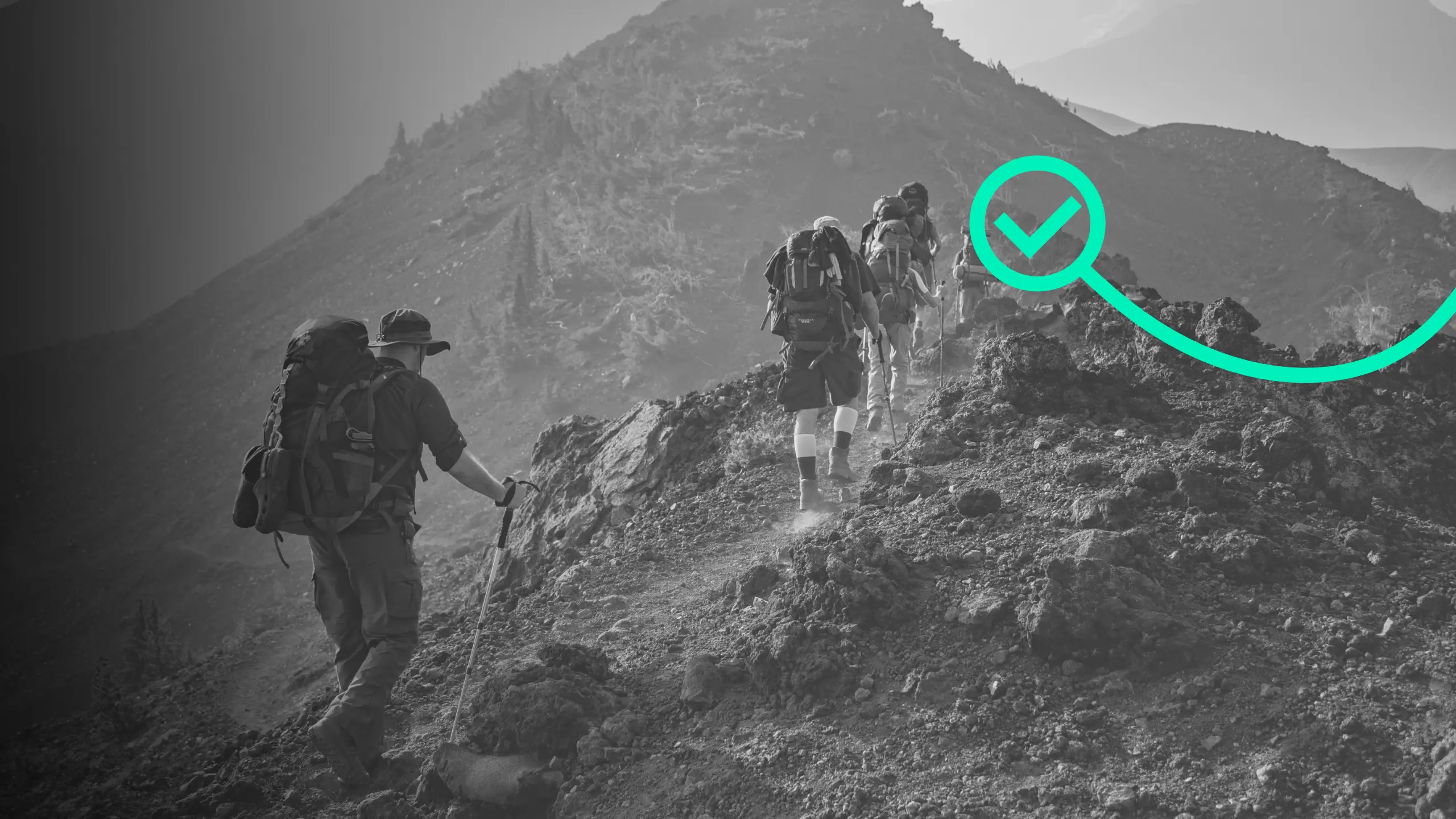 Excursionistas con mochila suben una ladera rocosa, con un check verde.