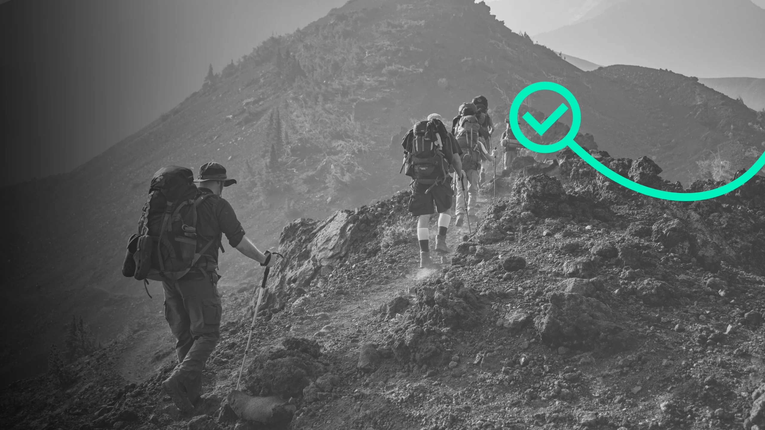 Excursionistas con mochila suben una ladera rocosa, con un check verde.