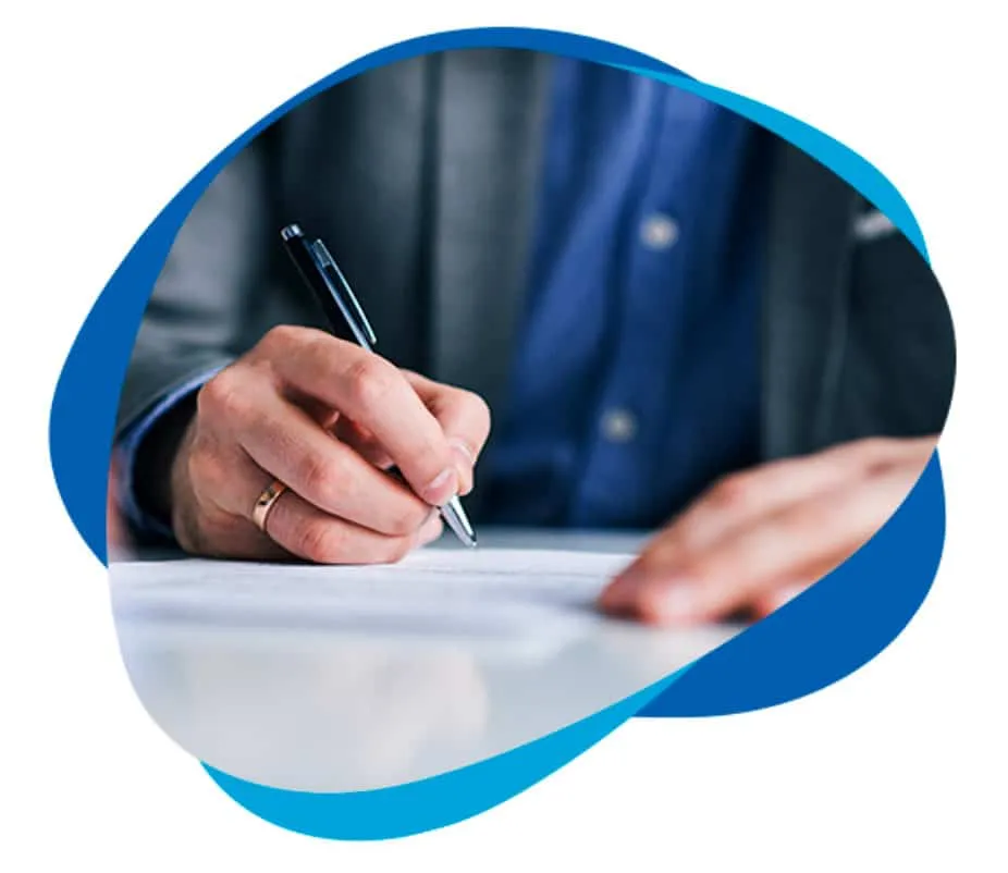 Persona completando un formulario con un lápiz