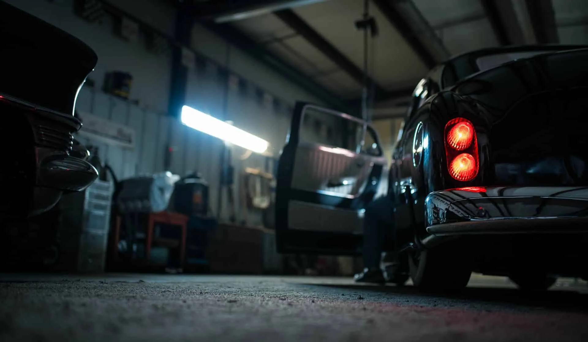 Auto en taller mecánico.