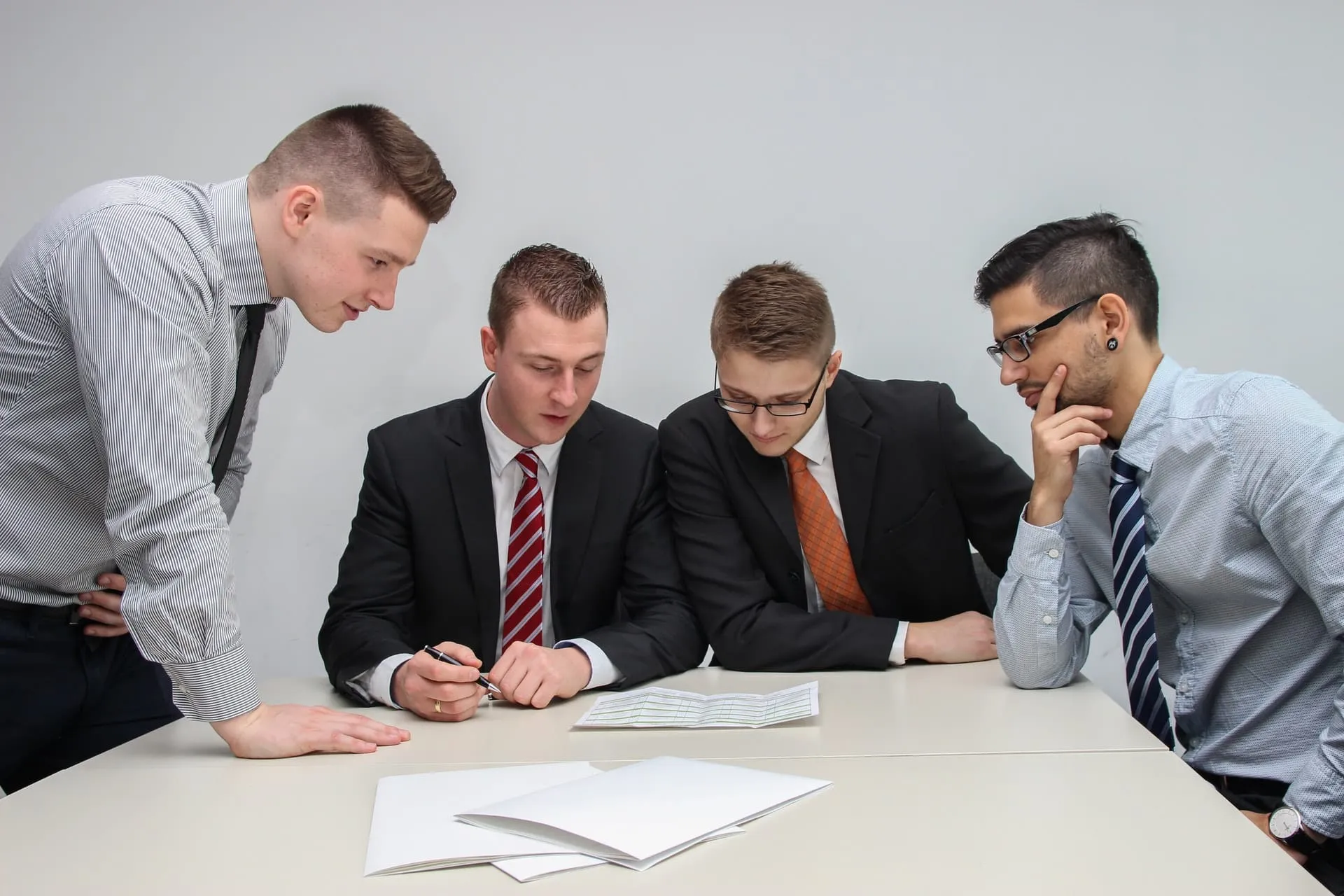 Grupo de ejecutivos revisando documento.