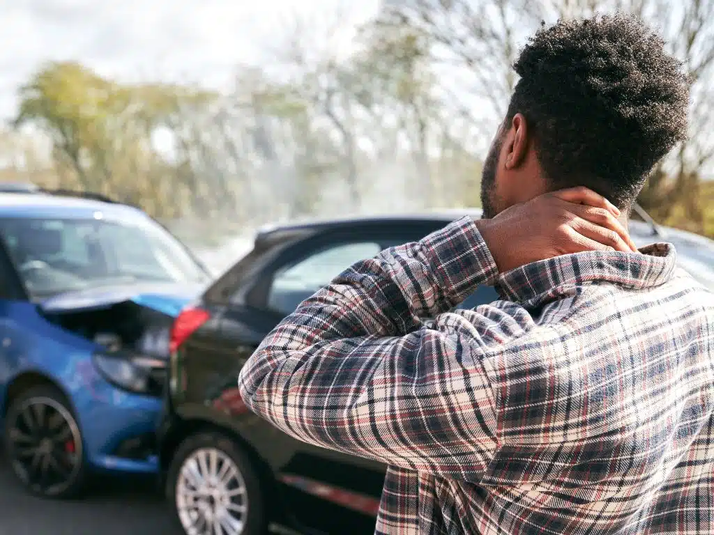 Hombre frente a un siniestro vehicular pensando en cómo cobrar un seguro