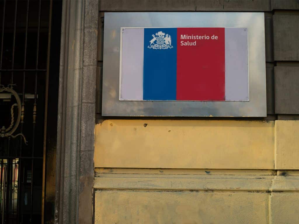 Letrero del Ministerio de Salud chileno en la entrada de un edificio en referencia al tema de crisis de las Isapres que está afectando al sector salud