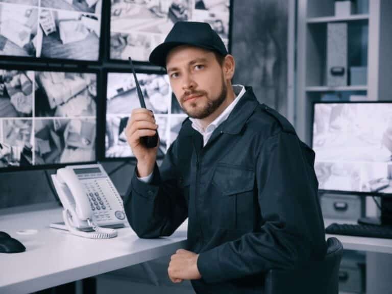 Guardia de seguridad mirando a cámara