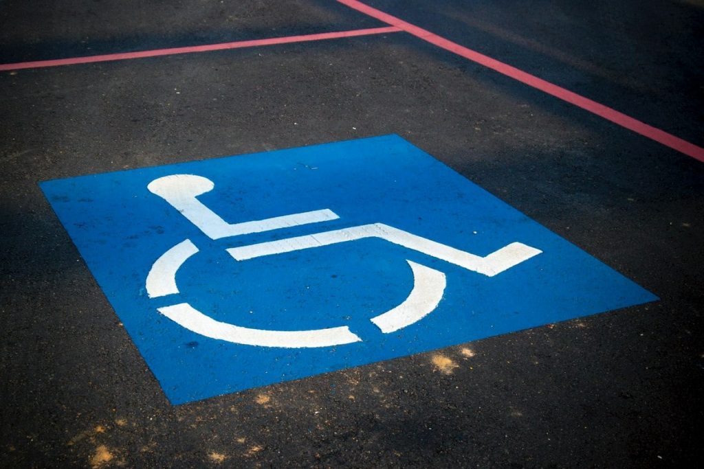 Imagen de espacio exclusivo para personas con discapacidad.