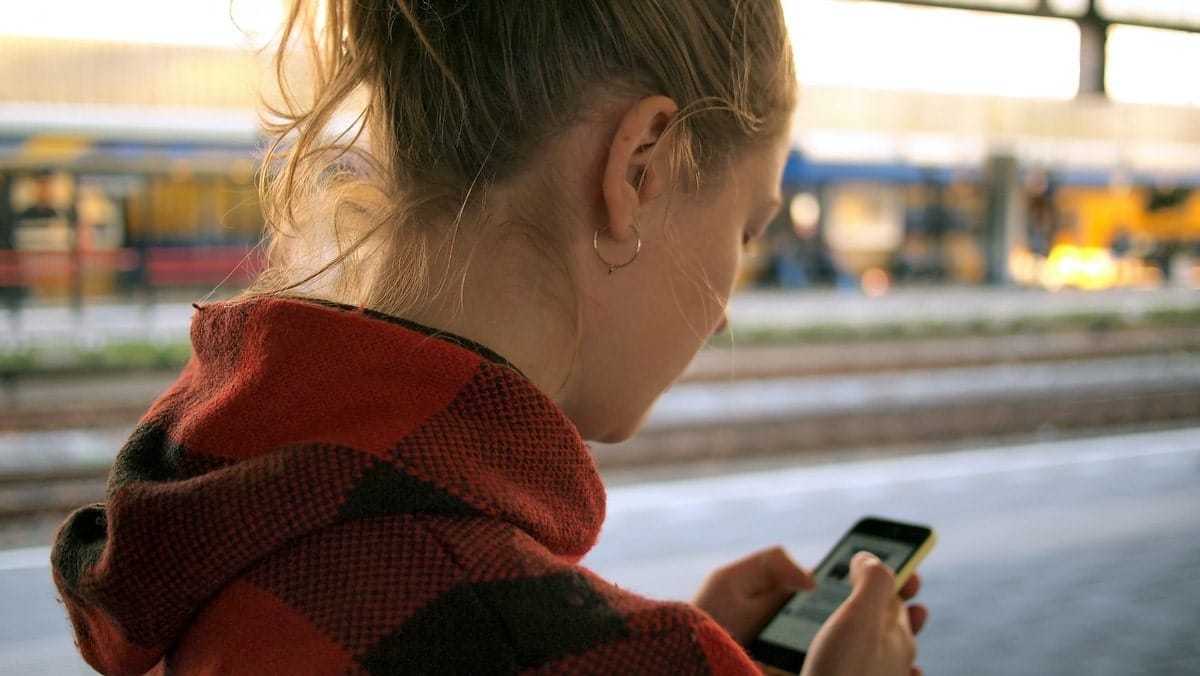 Mujer revisando celular.