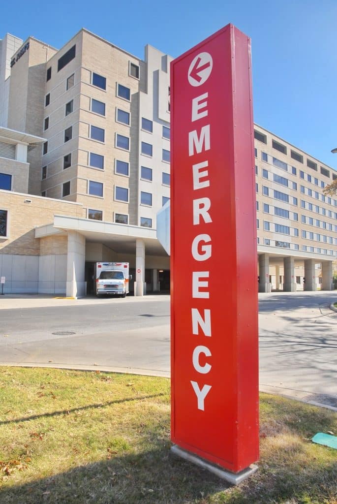 Foto de fachada de hospital de emergencias.